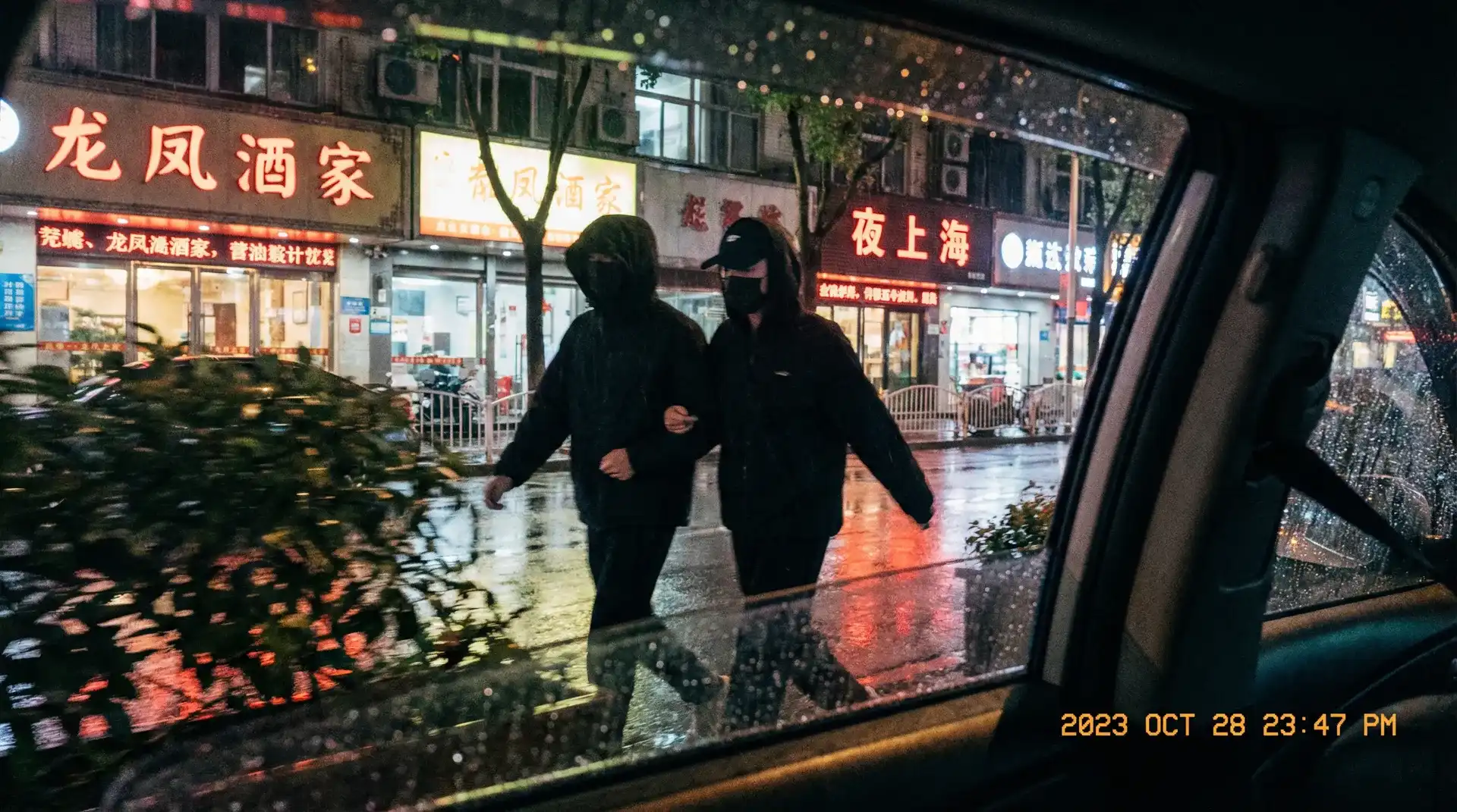 邮差总敲两次门 - 顶流明星深夜密会现场抓拍照片